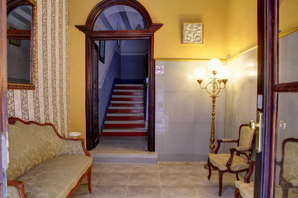 Hostal Santa Teresa Reus Bagian luar foto
